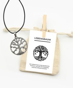 Anhänger Lebensbaum rustikal einfach aus Zinn einfach mit Lederband im Jutebeutel
