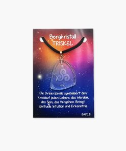 Bergkristall Energie Amulett mit Triskel Gravur auf kleiner Karte